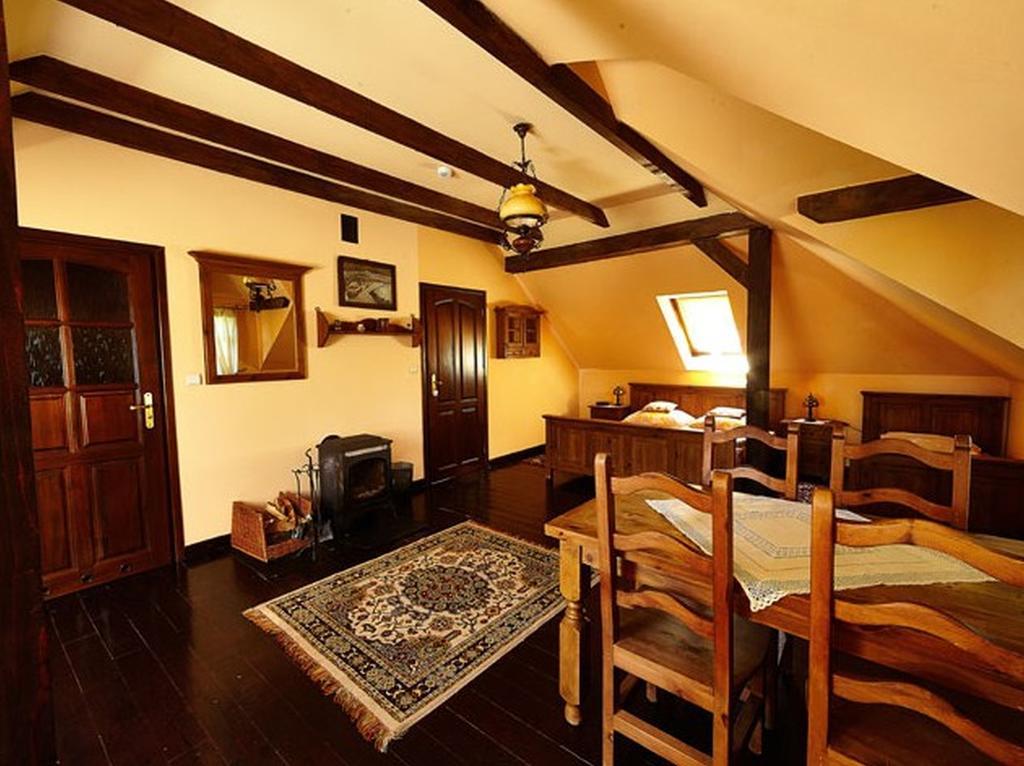 Stylowy Zajazd Pod Czarnym Kogutem Czarna  Zimmer foto