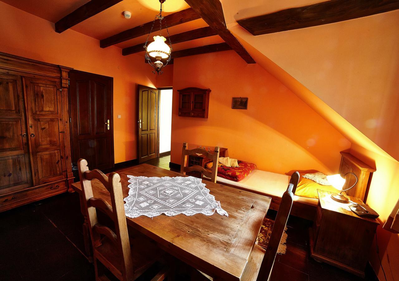 Stylowy Zajazd Pod Czarnym Kogutem Czarna  Exterior foto